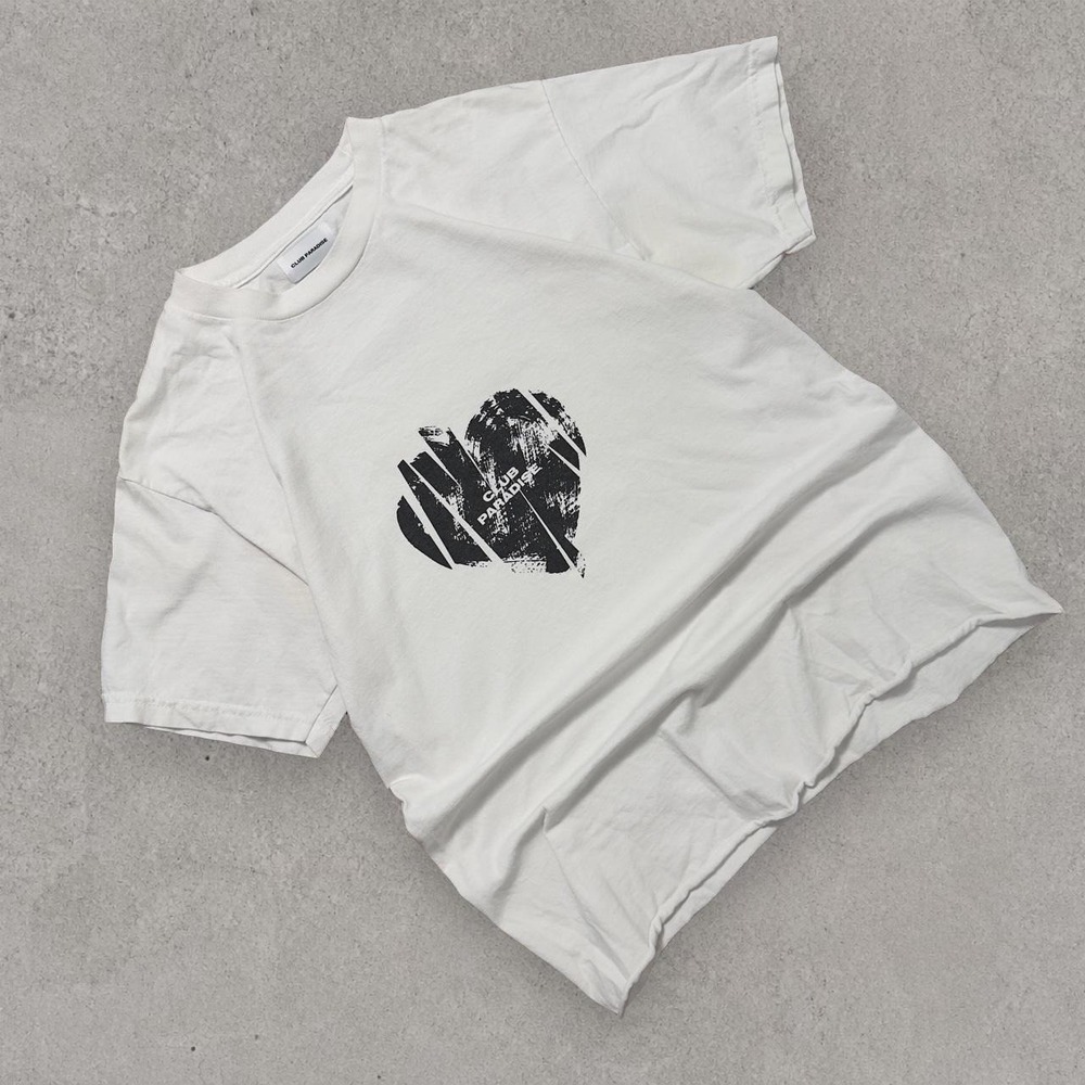 Club Paradise Distressed Logo White Tee Short Sleeve Raw Hem Streetwear Mens M